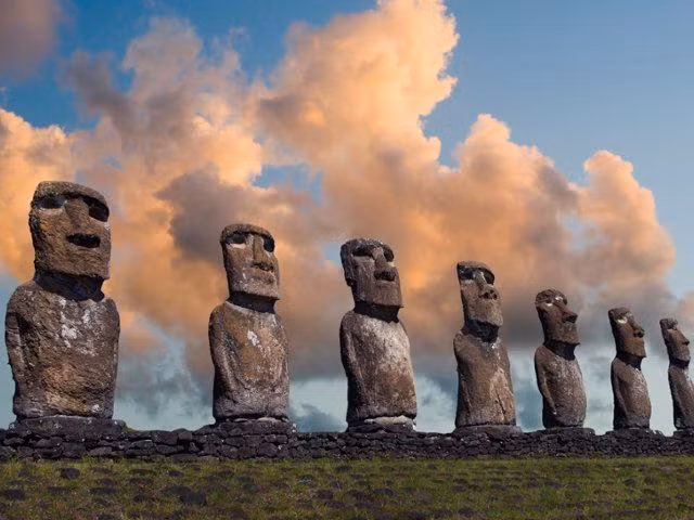  8. Một số Moai có thể đã có đôi mắt phát sáng. Khi các nhà khảo cổ tìm thấy các mảnh đá san hô, họ cho rằng Moai từng có mắt ghép vào, có thể phát sáng dưới ánh trăng hoặc mặt trời, làm tăng thêm tính thần thánh. Ảnh: Pinterest.