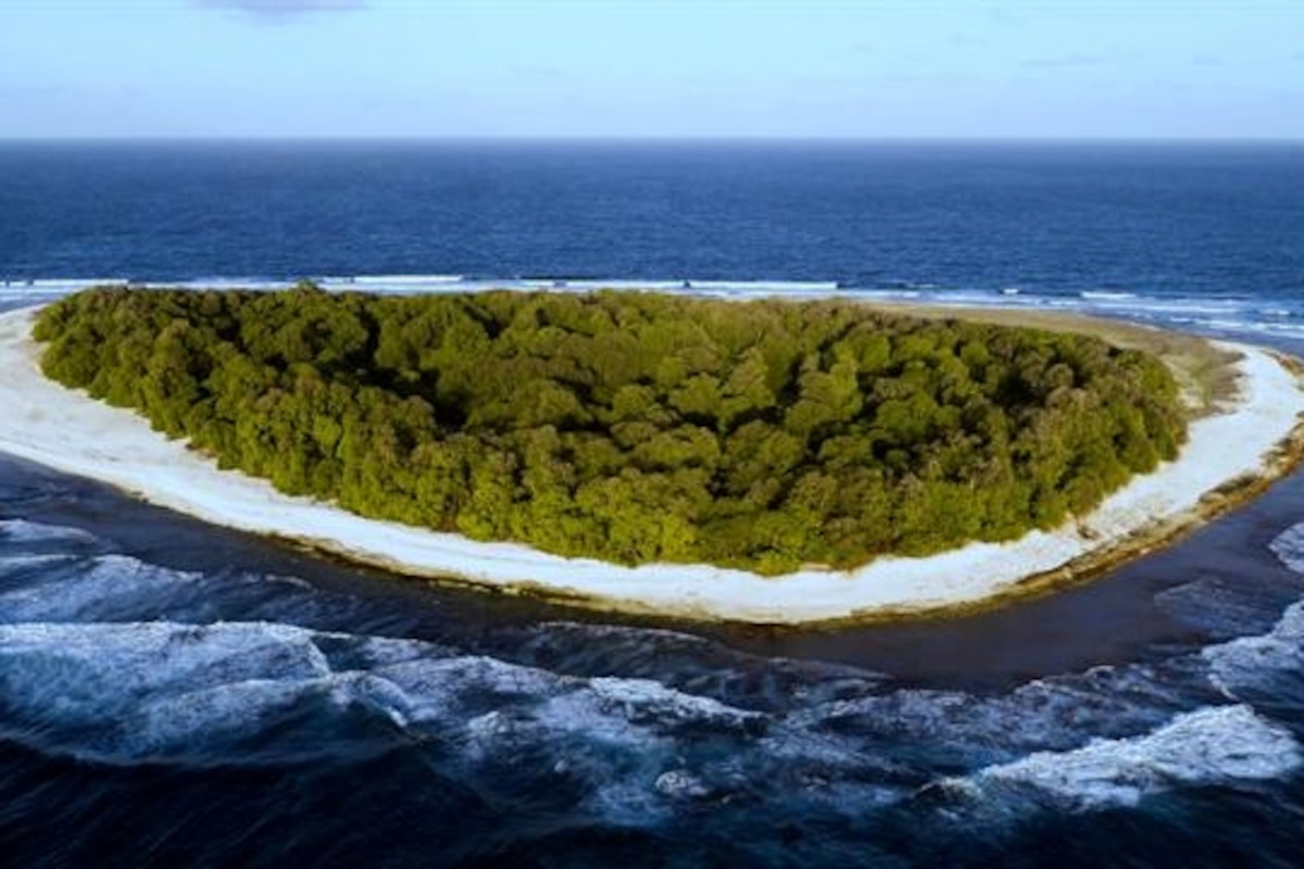  Đảo Vostok.Thực tế, "hố đen" này chính là đảo Vostok, một hòn đảo nhỏ không người ở thuộc Cộng hòa Kiribati, nằm ở phía Đông Bắc New Zealand. Ảnh: i.natgeofe.com.