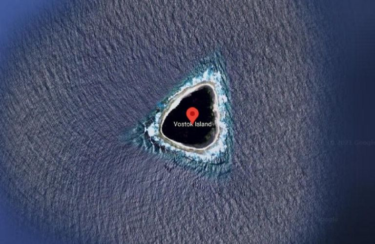  Phát hiện trên Google Maps: Một người dùng Reddit với biệt danh Kokoblocks đã chia sẻ hình ảnh về một hố đen bí ẩn giữa Thái Bình Dương, thu hút sự chú ý và tranh luận sôi nổi. Ảnh: arabiaweather.com.