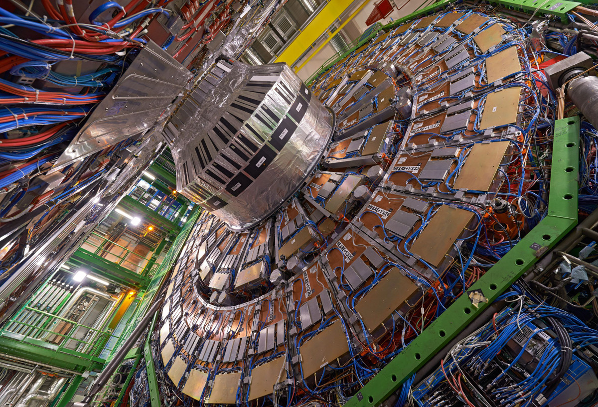  2. Khám phá tại CERN vào năm 2012. Hạt Higgs được phát hiện bởi các nhà khoa học làm việc tại máy gia tốc hạt lớn (LHC - Large Hadron Collider) của CERN thông qua hai thí nghiệm ATLAS và CMS. Ảnh: Pinterest.