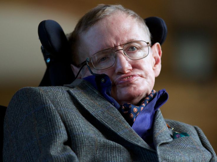  1. Được đề xuất bởi Stephen Hawking. Hiện tượng bức xạ Hawking được nhà vật lý Stephen Hawking đưa ra vào năm 1974, kết hợp cơ học lượng tử với thuyết tương đối rộng của Einstein để mô tả cách hố đen có thể mất khối lượng theo thời gian. Ảnh: Pinterest.