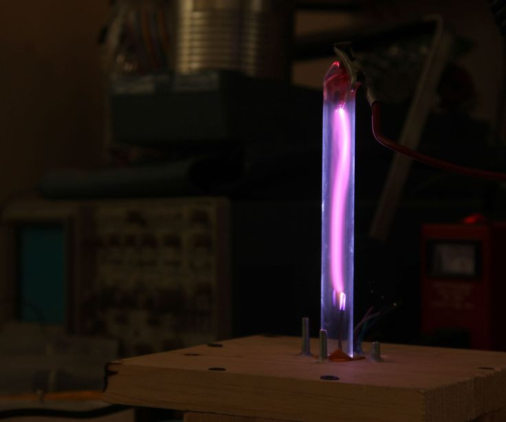  2. Chúng chỉ tồn tại trong môi trường chân không. Tia âm cực chỉ xuất hiện khi có sự chênh lệch điện áp cao giữa cực âm (cathode) và cực dương (anode) trong một ống thủy tinh chân không, nơi không có không khí cản trở chuyển động của các electron. Ảnh: Pinterest.