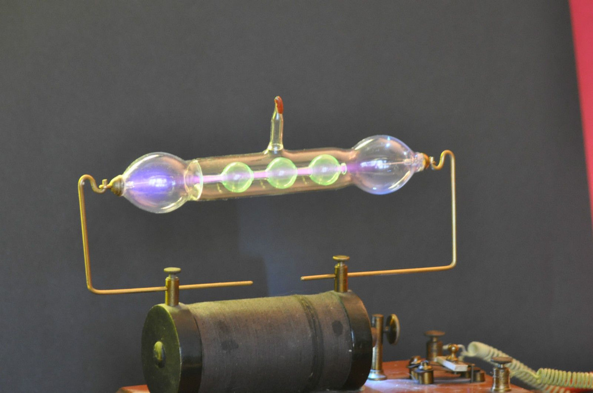  3. Một số nhà khoa học từng cho rằng đó là dạng sóng chứ không phải hạt. Trước khi electron được phát hiện, một số nhà khoa học cho rằng tia âm cực là một dạng sóng hơn là một dòng hạt. Chỉ đến khi J.J. Thomson chứng minh rằng chúng bị lệch bởi từ trường, người ta mới xác nhận đó là dòng hạt mang điện tích âm. Ảnh: Pinterest.