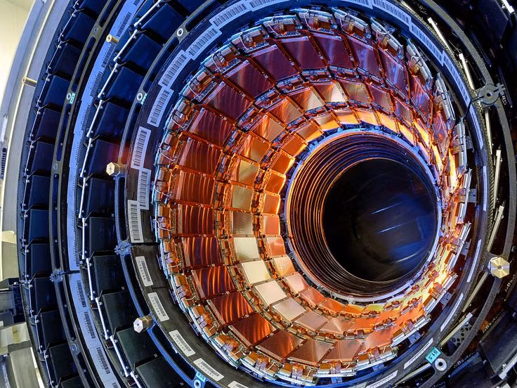  3. Giúp khám phá "Hạt của Chúa". Năm 2012, các nhà khoa học tại CERN đã tìm thấy hạt Higgs boson, một hạt cơ bản giúp giải thích tại sao vật chất có khối lượng. Đây là một trong những khám phá quan trọng nhất trong vật lý hiện đại. Ảnh: Pinterest.