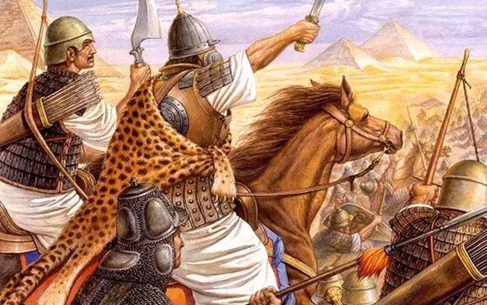  2. Sử dụng cung và giáo vì bị thiếu sắt: Ở thời kỳ sơ khai của mình, quân đội Mông Cổ gặp khó khăn trong việc tìm nguồn cung cấp sắt để rèn vũ khí. Khó khăn này bắt nguồn từ chính sách hạn chế xuất khẩu sắt cho các bộ tộc du mục của các triều đại Trung Hoa để làm suy yếu những bộ lạc này. 