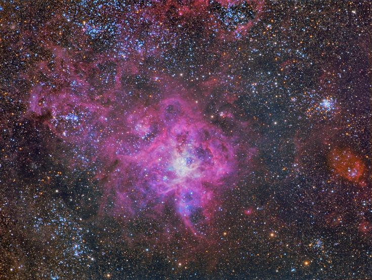  4. Nằm trong Đám mây Magellan Lớn. Tinh vân này thuộc về Đám mây Magellan Lớn (LMC), một thiên hà vệ tinh của Dải Ngân Hà, và là khu vực hình thành sao mạnh mẽ nhất trong nhóm thiên hà gần chúng ta. Ảnh: Pinterest.