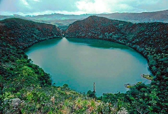  3. Hồ Guatavita là trung tâm của truyền thuyết. Hồ Guatavita ở Colombia được cho là nơi diễn ra nghi lễ vàng nổi tiếng của người Muisca. Nhiều cuộc tìm kiếm đã được thực hiện dưới đáy hồ, và một số đồ vật bằng vàng thực sự đã được tìm thấy. Ảnh: Pinterest.