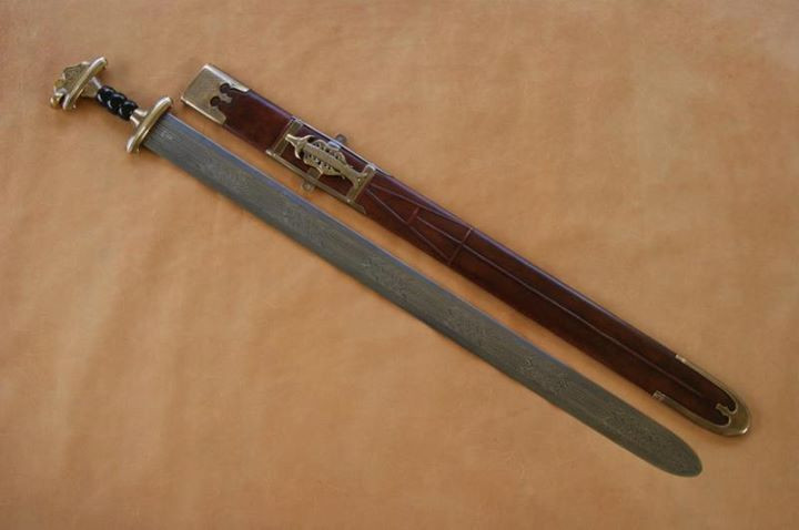  9. Bị thay thế bởi kiếm spatha. Khoảng thế kỷ 3 SCN, gladius dần bị thay thế bởi spatha – một loại kiếm dài hơn, phù hợp hơn với kỵ binh và chiến đấu trong những đội hình linh hoạt hơn. Ảnh: Pinterest.