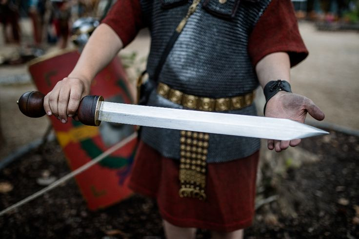  3. Thiết kế ngắn để chiến đấu cận chiến. Gladius thường dài khoảng 60–85 cm, ngắn hơn so với nhiều loại kiếm khác cùng thời. Điều này giúp binh sĩ La Mã dễ dàng sử dụng nó trong đội hình cận chiến chặt chẽ. Ảnh: Pinterest.