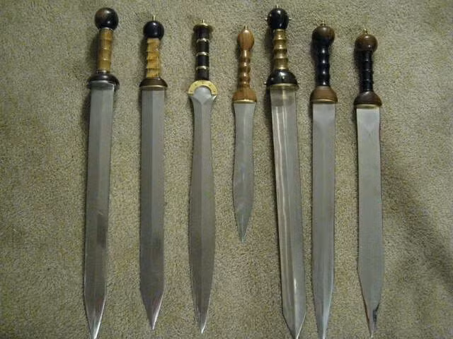  7. Có nhiều biến thể. Các loại gladius phổ biến gồm: Gladius Hispaniensis (dài hơn, xuất hiện sớm nhất); Mainz Gladius (lưỡi rộng, đầu nhọn, dùng vào thế kỷ 1 TCN); Pompeii Gladius (ngắn hơn, cân đối hơn, phổ biến trong thế kỷ 1 SCN). Ảnh: Pinterest.