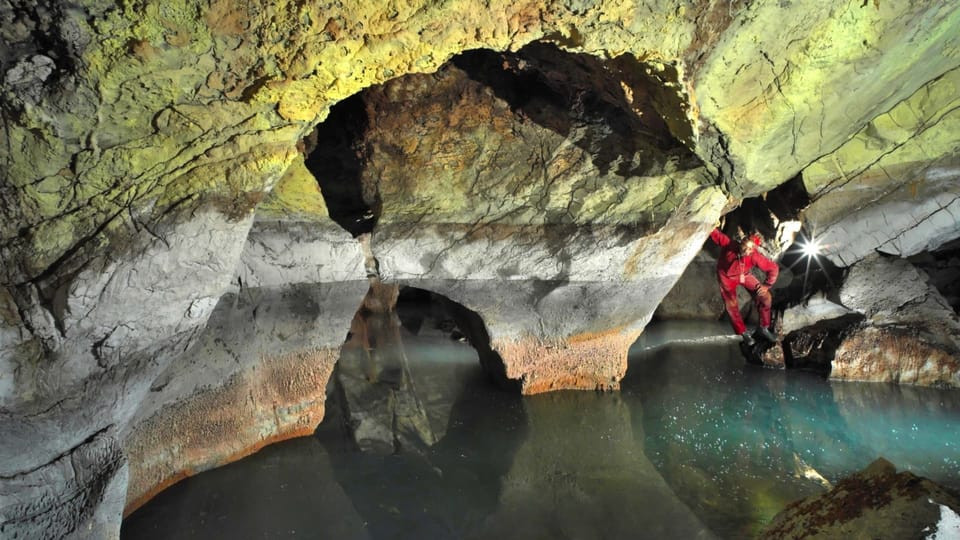  Độ sâu đáng kể: Hồ nằm ở độ sâu 127 mét dưới lòng đất, trong một hệ thống hang động phức tạp gần biên giới giữa Albania và Hy Lạp. Ảnh: euronews.al.