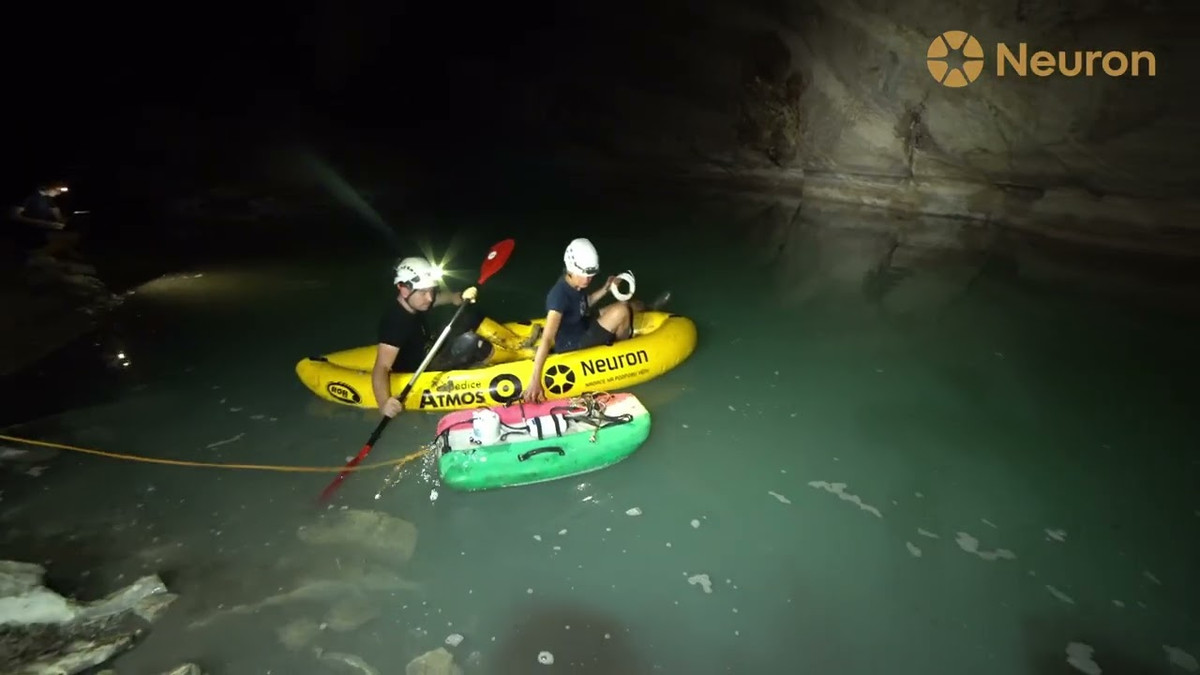  Quá trình hình thành độc đáo: Nước khoáng trong hồ chứa hydro sulfide, khi tiếp xúc với không khí, tạo ra axit sulfuric. Quá trình này liên tục hòa tan đá vôi, biến nó thành thạch cao mềm và mở rộng không gian hang động. Ảnh: IFLScience.