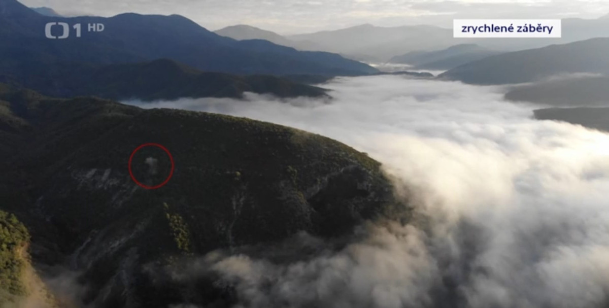  Phát hiện từ cột hơi nước: Nhóm nghiên cứu đã theo dõi một cột hơi nước khổng lồ bốc lên từ dãy núi, dẫn họ đến vực sâu hơn 100 mét và cuối cùng là hồ Neuron. Ảnh: english.radio.cz.