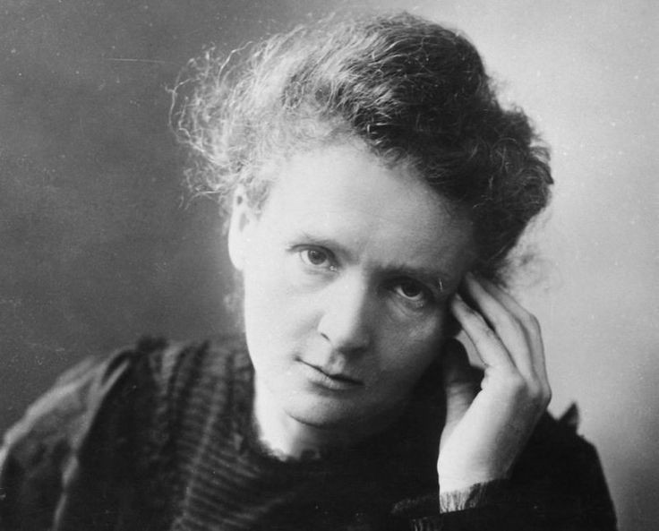  Marie Curie đặt tên cho hiện tượng này. Nhà khoa học Marie Curie là người đầu tiên gọi hiện tượng này là "radioactivity" và nghiên cứu chuyên sâu về các nguyên tố phóng xạ như radium và polonium. Ảnh: Pinterest.