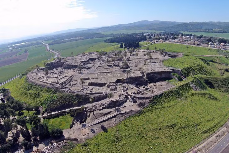  2. Megiddo là một địa điểm có thật. Megiddo là một địa điểm khảo cổ ở Israel, nơi từng diễn ra nhiều trận chiến quan trọng trong lịch sử cổ đại, khiến nó trở thành biểu tượng cho một cuộc chiến cuối cùng. Ảnh: Pinterest.