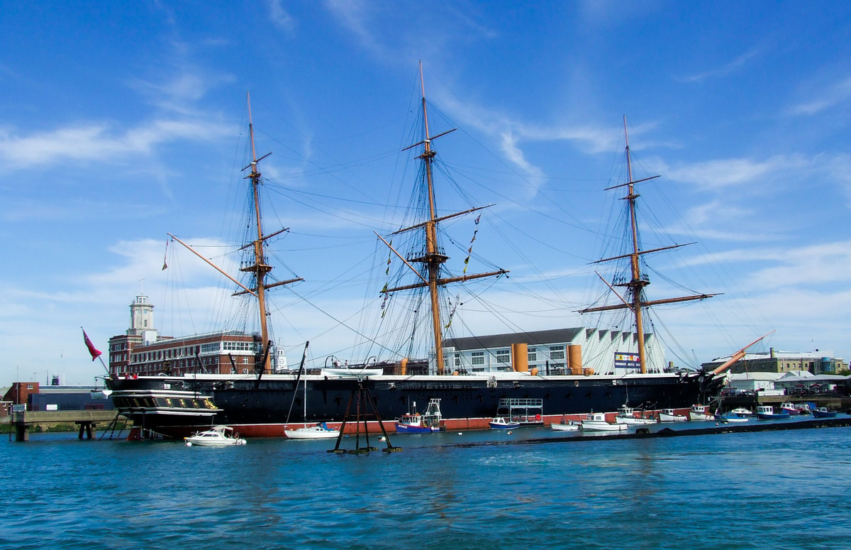  2. Tiền đề của thiết giáp hạm xuất hiện vào năm 1859. Tàu HMS Warrior của Anh (hạ thủy năm 1859) là tàu chiến bọc thép đầu tiên trên thế giới, đánh dấu sự chuyển đổi từ tàu gỗ sang tàu chiến bọc thép, mở đường cho sự ra đời của thiết giáp hạm sau này. Ảnh: Pinterest.