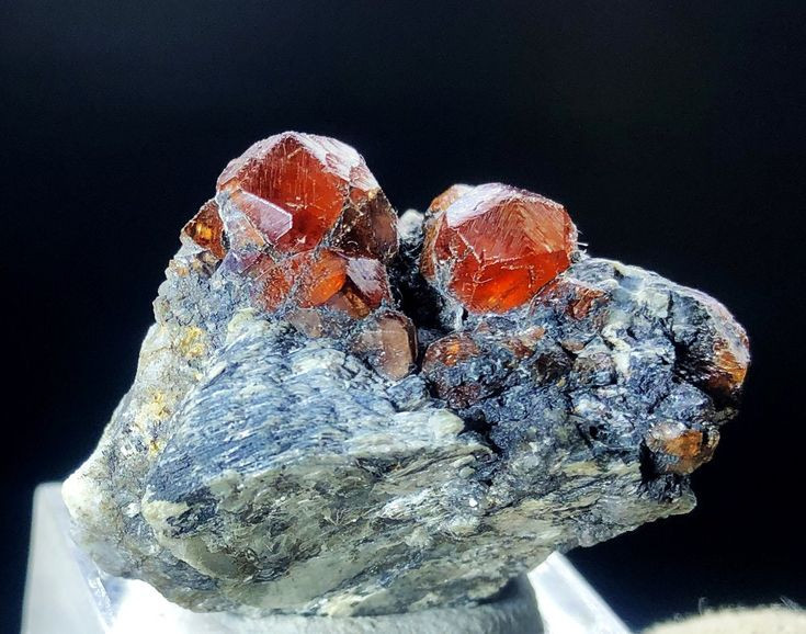  8. Có thể được tìm thấy trên toàn thế giới. Garnet được khai thác ở nhiều nơi như Ấn Độ, Madagascar, Mỹ, Nga, Nam Phi và Sri Lanka. Một số mỏ Garnet chất lượng tốt nhất thế giới nằm ở Mozambique và Tanzania. Ảnh: Pinterest.