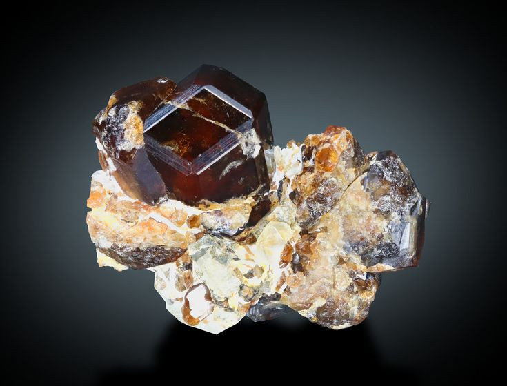  10. Được dùng trong hoạt động tâm linh và bảo vệ sức khỏe. Nhiều người tin rằng Garnet giúp tăng cường năng lượng, mang lại sự thịnh vượng và xua đuổi năng lượng tiêu cực. Nó cũng được cho là giúp cải thiện tuần hoàn máu và sức khỏe tim mạch. Ảnh: Pinterest.