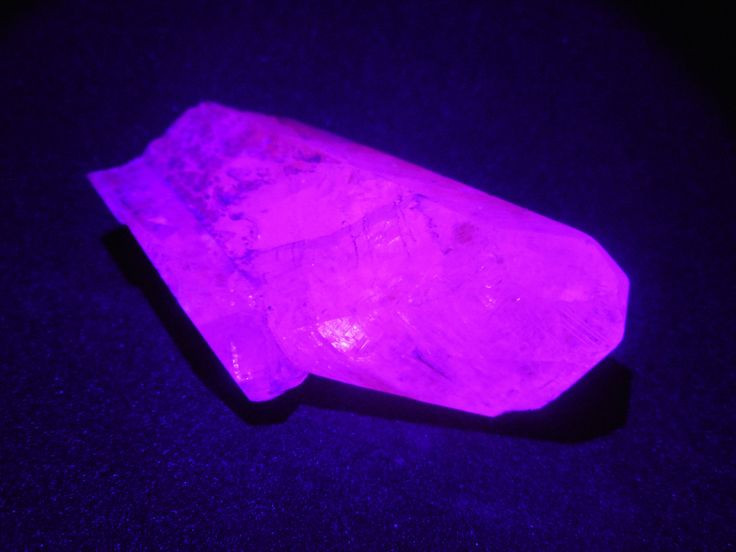  3. Có khả năng phát sáng dưới tia UV. Một số loại Garnet có thể phát sáng màu cam hoặc đỏ dưới tia cực tím, tạo ra hiệu ứng quang học kỳ diệu. Ảnh: Pinterest.