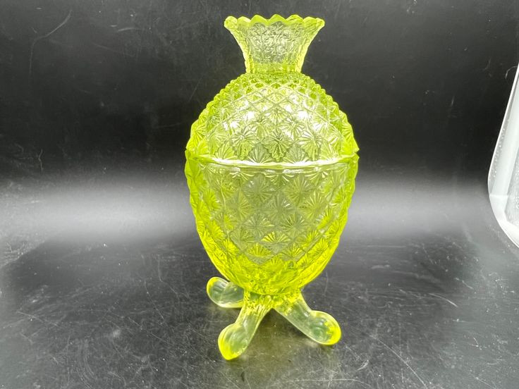  8. Uranium từng được dùng để làm thủy tinh màu. Trước khi được biết đến với tính phóng xạ, uranium đã được sử dụng từ thế kỷ 19 để tạo ra thủy tinh màu vàng hoặc xanh lá cây. Ảnh: Pinterest.