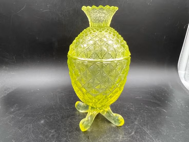  8. Uranium từng được dùng để làm thủy tinh màu. Trước khi được biết đến với tính phóng xạ, uranium đã được sử dụng từ thế kỷ 19 để tạo ra thủy tinh màu vàng hoặc xanh lá cây. Ảnh: Pinterest.