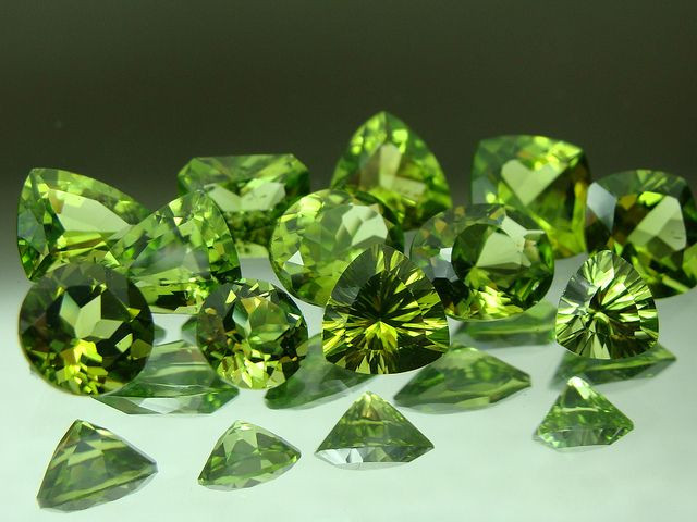  3. Luôn có màu xanh lục, nhưng sắc độ khác nhau. Không giống như nhiều loại đá quý khác, Peridot chỉ có một màu xanh lục, nhưng có thể thay đổi từ xanh vàng nhạt đến xanh ô liu đậm, tùy thuộc vào hàm lượng sắt. Ảnh: Pinterest.
