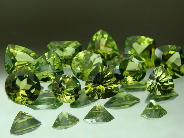  3. Luôn có màu xanh lục, nhưng sắc độ khác nhau. Không giống như nhiều loại đá quý khác, Peridot chỉ có một màu xanh lục, nhưng có thể thay đổi từ xanh vàng nhạt đến xanh ô liu đậm, tùy thuộc vào hàm lượng sắt. Ảnh: Pinterest.