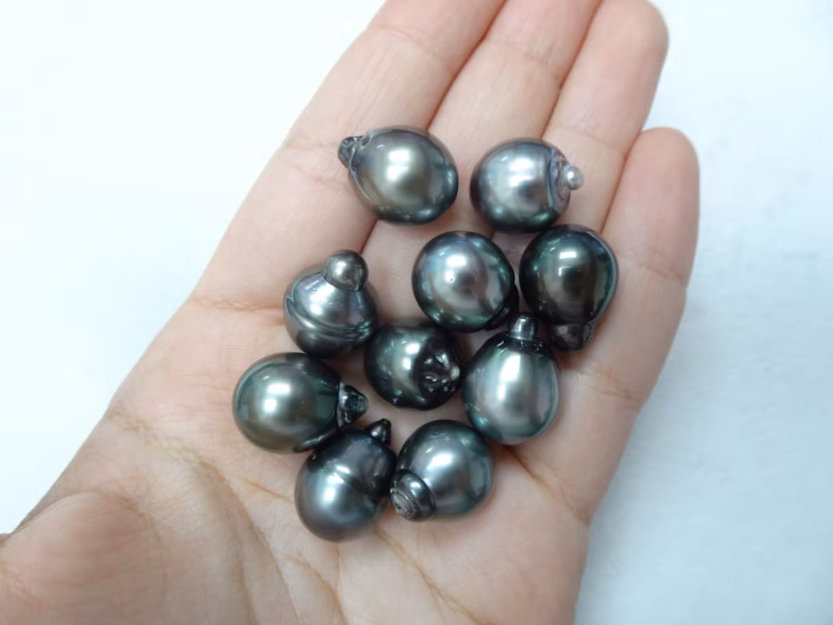  5. Có nhiều màu sắc khác nhau. Ngoài màu trắng và kem phổ biến, ngọc trai còn có thể có màu đen, xanh, vàng, hồng, tím và bạc, tùy vào loài trai và môi trường sống. Ngọc trai đen Tahiti là một trong những loại hiếm nhất thế giới. Ảnh: Pinterest.