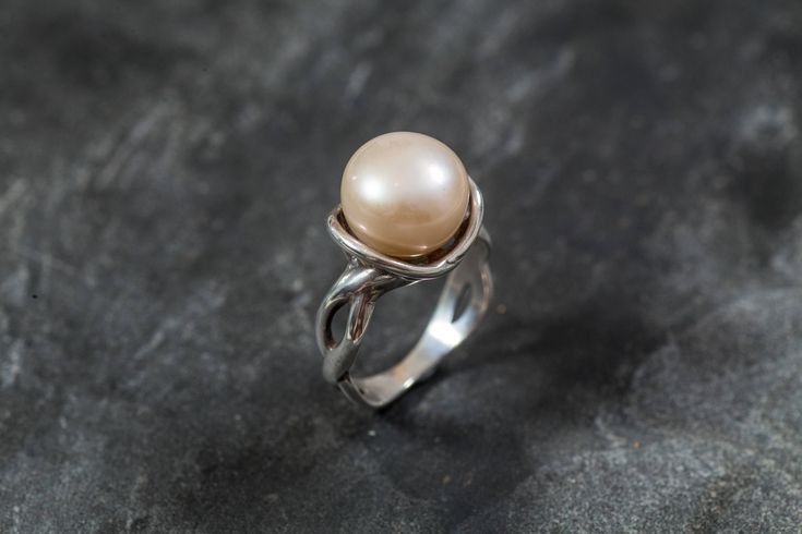  8. Được coi là biểu tượng của sự thuần khiết và may mắn. Từ thời cổ đại, ngọc trai được xem là biểu tượng của sự thanh khiết, trí tuệ và may mắn. Nhiều người tin rằng đeo ngọc trai có thể mang lại bình an và giúp cân bằng cảm xúc. Ảnh: Pinterest.