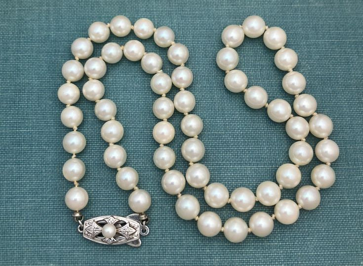  7. Ngọc trai nhân tạo chiếm phần lớn thị trường. Hầu hết ngọc trai trên thị trường ngày nay là ngọc trai nuôi cấy, trong đó con người chủ động cấy nhân vào trai để kích thích quá trình tạo ngọc. Loại này vẫn là ngọc thật nhưng giá trị thấp hơn nhiều so với ngọc trai tự nhiên. Ảnh: Pinterest.