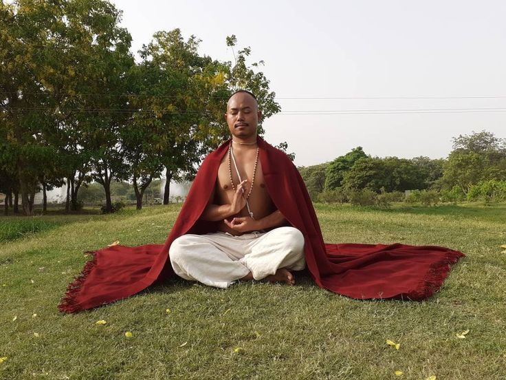  6. Phương pháp quán đỉnh. Trong Mật Tông, để thực hành một pháp tu nào đó, người hành giả cần nhận quán đỉnh từ một vị Lạt Ma hoặc thầy tâm linh, giúp họ kết nối với năng lượng của chư Phật. Ảnh: Pinterest.