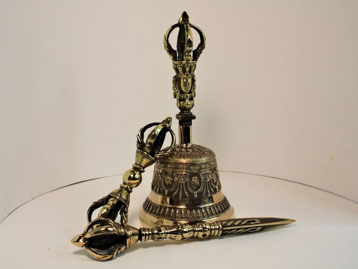  5. Biểu tượng Kim Cang Chùy (Vajra) và Chuông (Ghanta). Kim Cang Chùy tượng trưng cho trí tuệ bất hoại, còn chuông đại diện cho lòng từ bi. Khi kết hợp lại, chúng thể hiện sự hợp nhất của trí tuệ và phương tiện, yếu tố cốt lõi của Mật Tông. Ảnh: Pinterest.