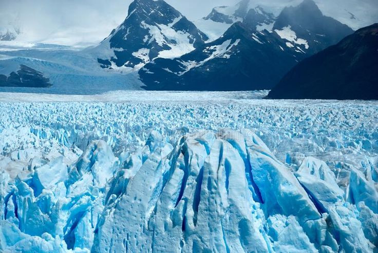  3. Sông băng có thể có màu xanh dương. Khi ánh sáng xuyên qua sông băng, các bước sóng màu xanh phản xạ mạnh hơn các màu khác, khiến một số sông băng có màu xanh dương rực rỡ. Ảnh: Pinterest.