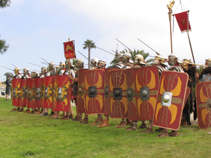  5. Một lính lê dương thường mang theo hai cây pilum. Trước khi xung trận, mỗi lính La Mã thường mang theo hai cây pilum, giúp họ có cơ hội tấn công kẻ địch nhiều lần trước khi áp sát. Ảnh: Pinterest.