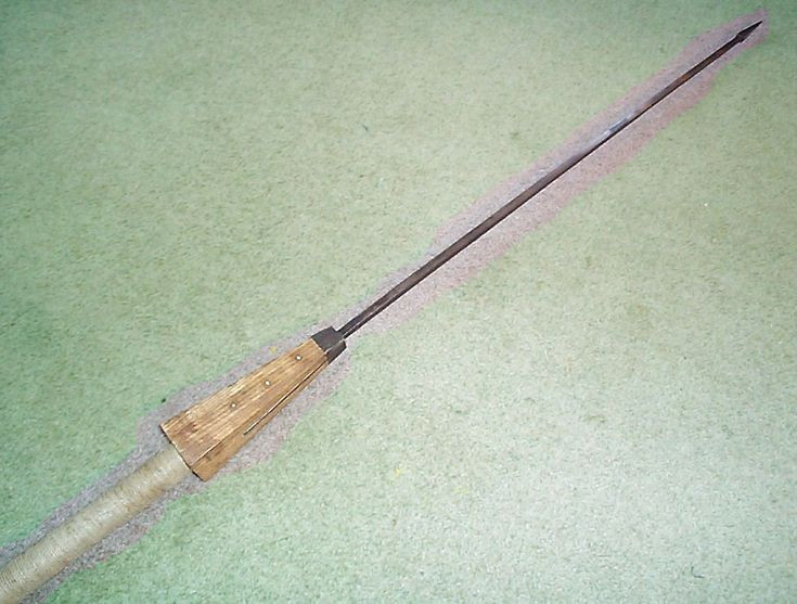  2. Có hai loại chính. Pilum hạng nặng: Có mũi nhọn chắc chắn, có sức xuyên phá lớn. Pilum hạng nhẹ: Nhẹ hơn và có thể ném xa hơn, hiệu quả trong việc làm rối loạn hàng ngũ địch. Ảnh: Pinterest.