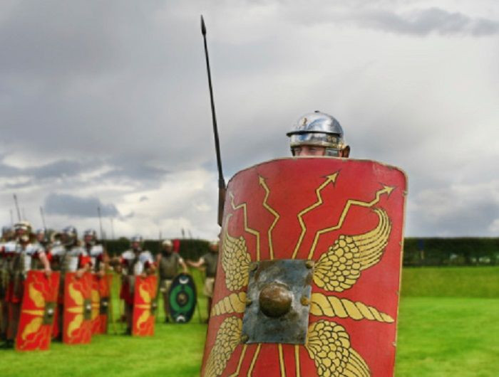  4. Thiết kế đặc biệt khiến nó khó bị nhặt lại. Pilum có phần thân bằng sắt mềm hoặc được thiết kế để uốn cong khi đâm trúng mục tiêu. Điều này khiến kẻ địch không thể nhặt lại để ném trả quân La Mã. Ảnh: Pinterest.