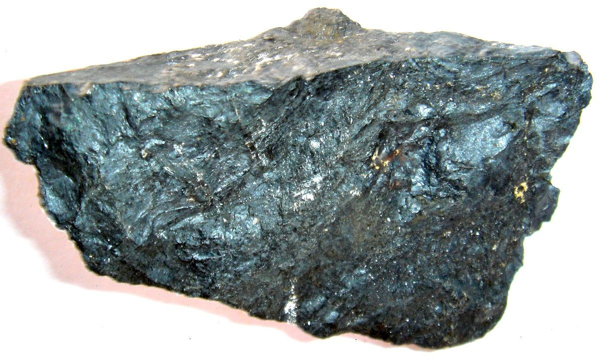  8. Sử dụng trong ngành công nghiệp xe điện. Các nguyên tố đất hiếm như neodymium được sử dụng trong động cơ xe điện, giúp cải thiện hiệu suất và giảm trọng lượng xe. Ảnh: Pinterest.