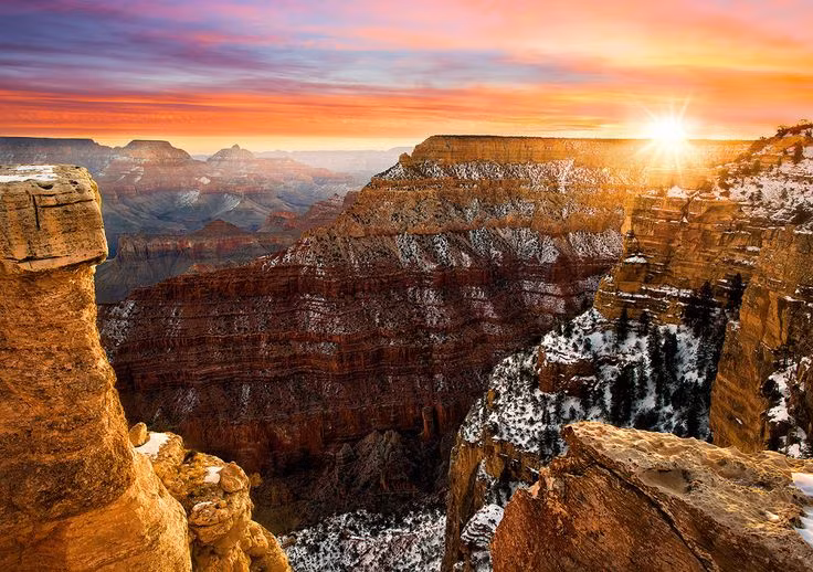  1. Được hình thành qua hàng triệu năm. Grand Canyon được sông Colorado "khắc" nên trong suốt 5-6 triệu năm qua. Quá trình này làm lộ ra một số lớp đá cổ có tuổi đời lên đến 1,8 tỷ năm. Ảnh: Pinterest.