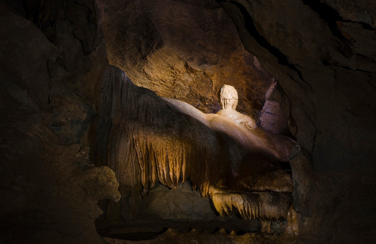 Hang Ngọc, một hang động đẹp ẩn mình trong núi đá vôi, là một điểm đến Lý Thú ở VQG Bến En. Hang động này gắn liền với truyền thuyết về những viên ngọc quý phát sáng vào ban đêm. Ảnh: Benennp.com.vn.