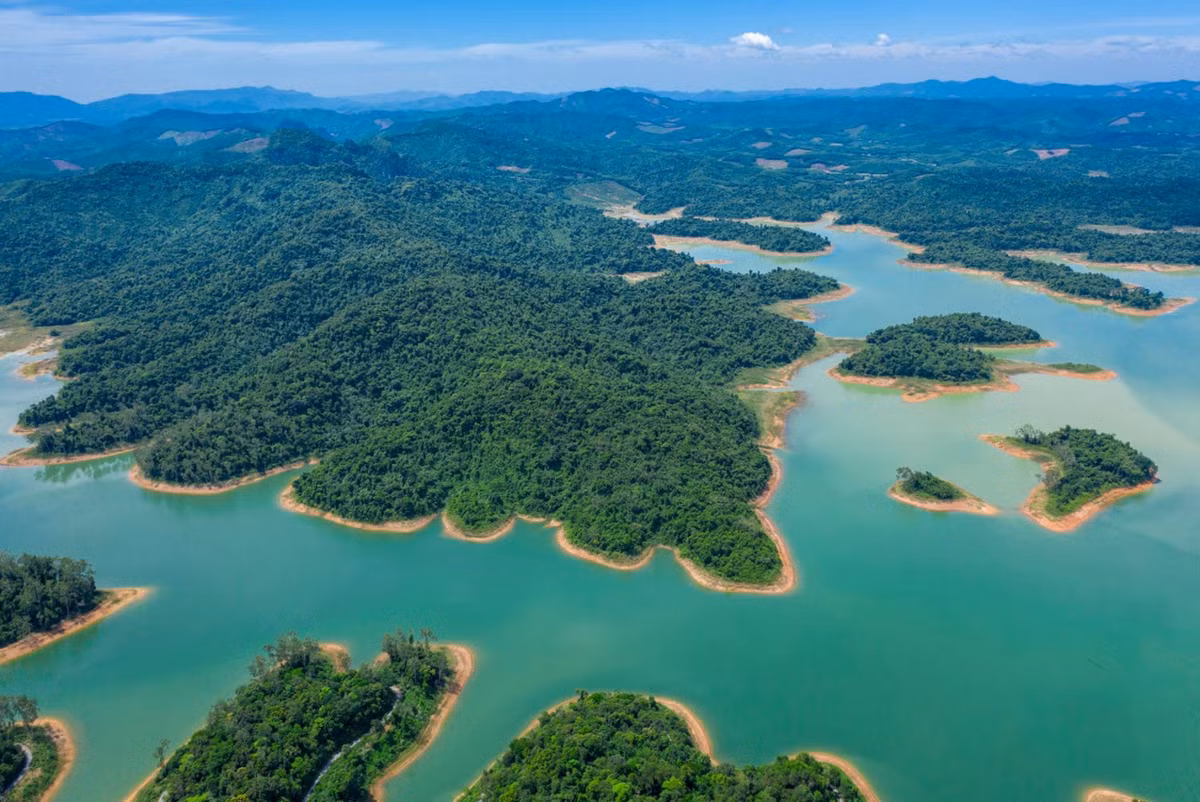  2. Bến En - "Hạ Long thu nhỏ" của xứ Thanh. Thành lập năm 1992, VQG Bến En được ví như một vịnh Hạ Long thu nhỏ với hơn 20 hòn đảo lớn nhỏ trên hồ Sông Mực. Đây là cảnh quan đặc thù của VQG này. Ảnh: Benennp.com.vn.