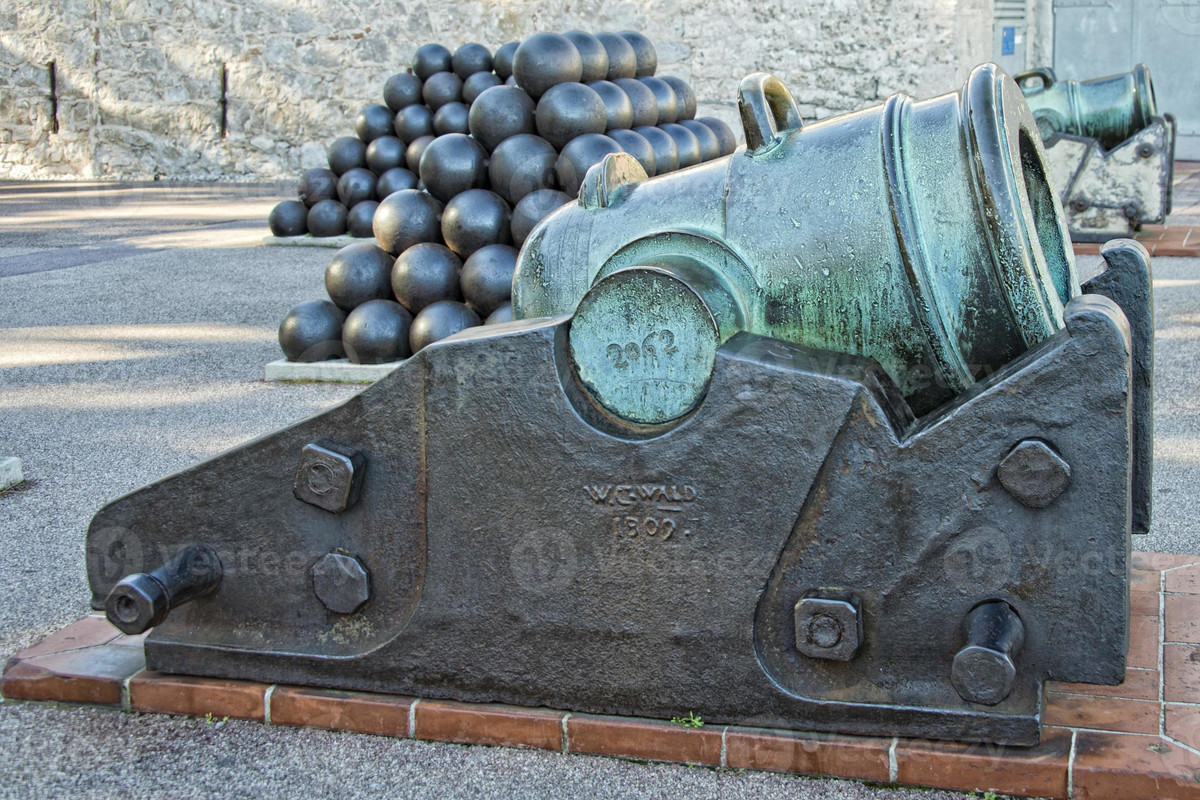  6. Khả năng phá hủy mạnh mẽ. Súng thần công có thể phá hủy thành lũy, công trình kiên cố, hoặc tàu chiến nhờ vào lực công phá cực lớn của viên đạn bằng sắt hoặc đá. Ảnh: Pinterest.