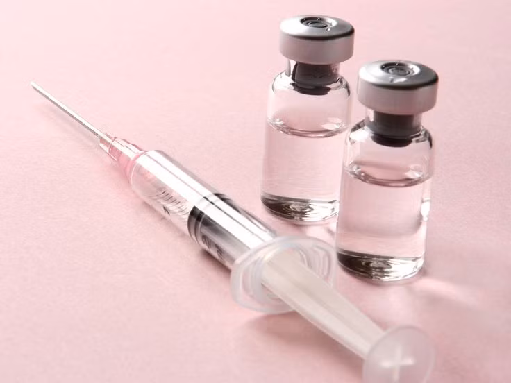  4. Ứng dụng trong quân đội Mỹ. Năm 1945, vắc xin cúm được cấp phép sử dụng lần đầu tiên cho quân đội Mỹ, giúp giảm nguy cơ bùng phát dịch cúm trong doanh trại. Đến năm 1946, vắc xin cúm được phổ biến rộng rãi cho dân thường, mở đường cho chương trình tiêm chủng vắc xin cúm hàng năm ngày nay. Ảnh: Pinterest.