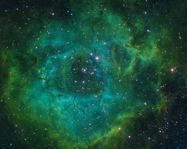  9. Một số thiên hà có màu sắc kỳ lạ. Thiên hà Messier 82 phát sáng màu đỏ rực do các vụ nổ sao mạnh mẽ. Một số thiên hà phát ra ánh sáng xanh lá cây, được gọi là "thiên hà đậu xanh". Ảnh: Pinterest.