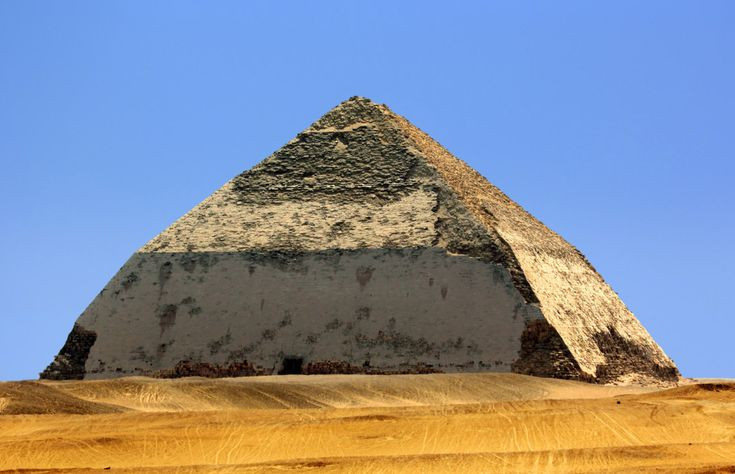  2. Được xây dựng dưới thời Pharaoh Sneferu. Kim tự tháp Bent được xây dựng vào khoảng năm 2600 TCN dưới triều đại Pharaoh Sneferu, cha của Khufu – người đã xây dựng Đại kim tự tháp Giza nổi tiếng. Ảnh: Pinterest.