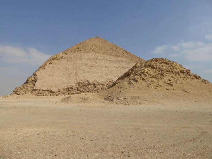  7. Có một kim tự tháp phụ bên cạnh. Bên cạnh kim tự tháp Bent, còn có một kim tự tháp nhỏ hơn, được cho là dành cho hoàng hậu hoặc mang ý nghĩa nghi lễ. Đây là một trong những ví dụ sớm nhất về kim tự tháp phụ trong kiến trúc Ai Cập. Ảnh: Pinterest.