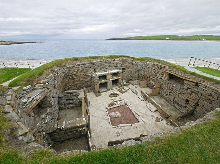  3. Được mệnh danh là "Pompeii của Scotland". Do được chôn vùi dưới cát hàng nghìn năm, Skara Brae được bảo tồn cực kỳ tốt, giống như Pompeii ở Ý. Các ngôi nhà vẫn còn nguyên bàn ghế, giường đá và lò sưởi. Ảnh: Pinterest.