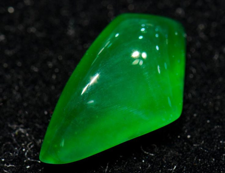  1. Màu sắc của ngọc bích rất đa dạng. Nhiều người nghĩ rằng ngọc bích chỉ có màu xanh lục, nhưng thực tế, nó có nhiều màu sắc khác nhau như trắng, vàng, tím, đỏ và thậm chí là đen. Ảnh: Pinterest.