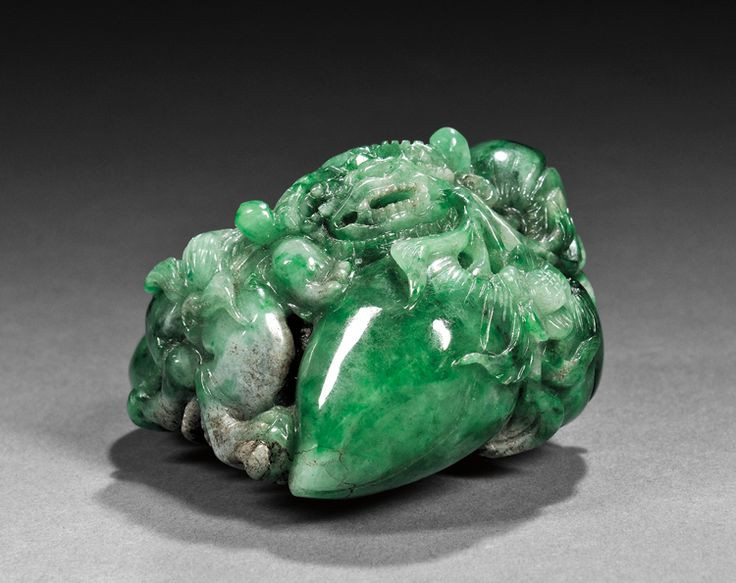  2. Ngọc bích không chỉ có một loại. Trên thực tế, đá ngọc bích có hai loại chính: Jadeite (ngọc cứng) và Nephrite (ngọc mềm), với sự khác biệt rõ rệt về thành phần khoáng chất và độ cứng. Ảnh: Pinterest.