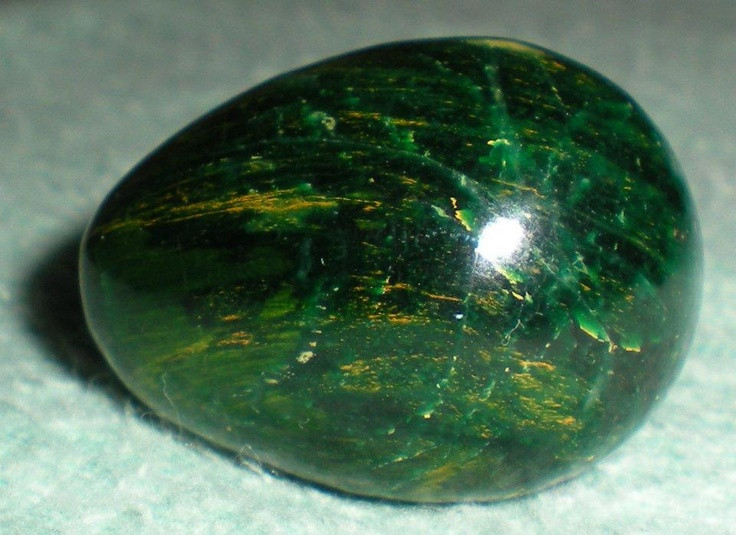  3. Ngọc bích có độ bền đáng kinh ngạc. Dù có vẻ ngoài mượt mà, ngọc bích thực chất là một trong những loại đá quý có độ bền cao nhất, khó bị vỡ hơn nhiều loại đá quý khác nhờ vào cấu trúc tinh thể đặc biệt. Ảnh: Pinterest.