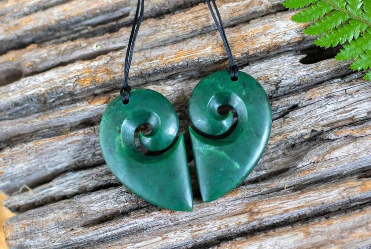  7. New Zealand có loại ngọc bích đặc biệt gọi là Pounamu. Ở New Zealand, người Māori rất coi trọng một loại ngọc bích đặc biệt gọi là Pounamu, thường được dùng để chế tác vũ khí, đồ trang sức và vật phẩm truyền thống. Ảnh: Pinterest.